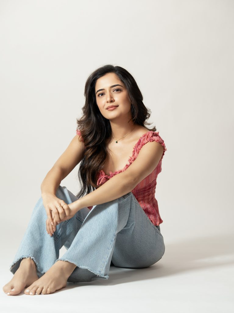 Ashika Ranganath in pink top and jeans stylish look Aug 2026 (1)