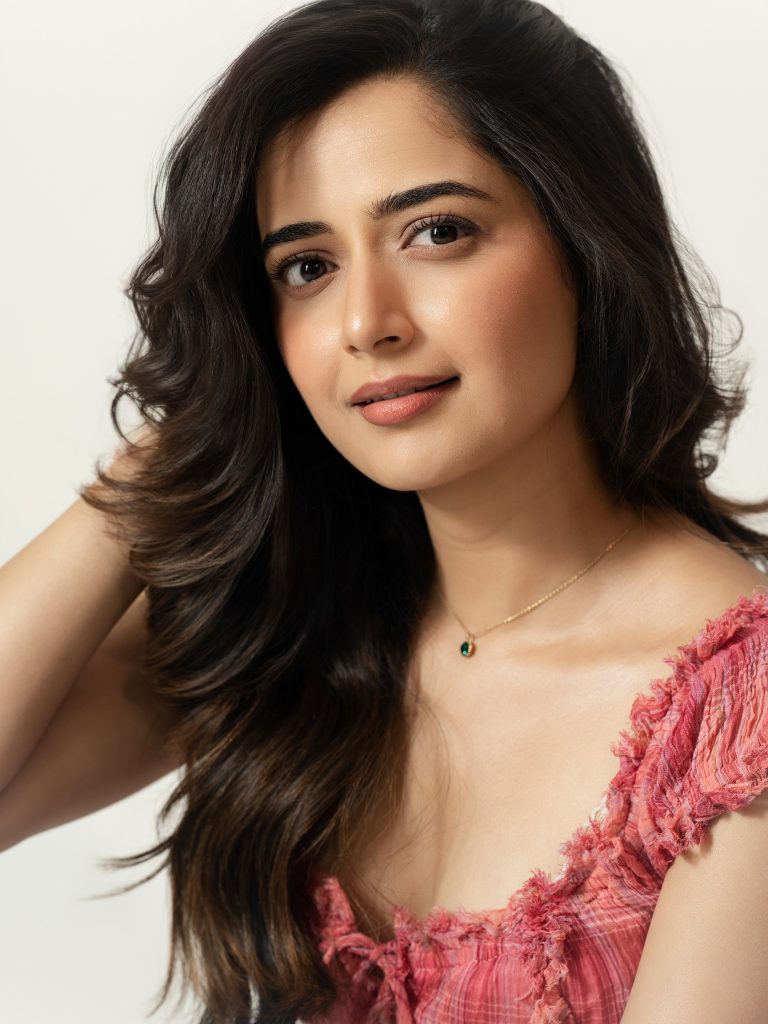 Ashika Ranganath in pink top and jeans stylish look Aug 2026 (4)