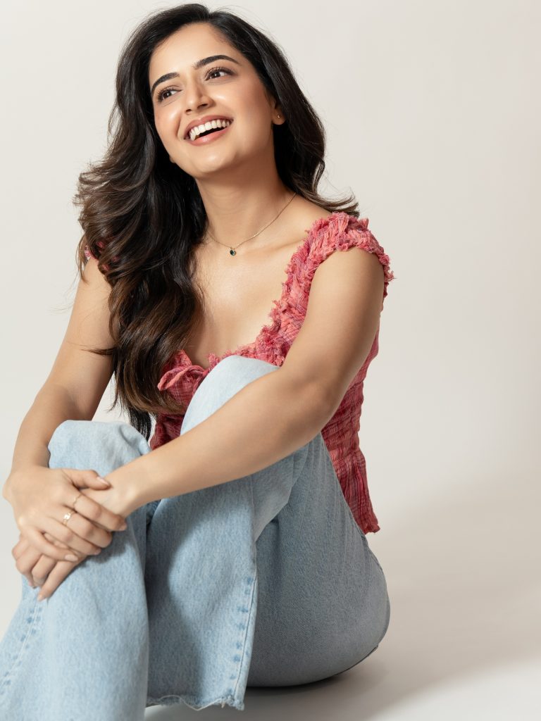 Ashika Ranganath in pink top and jeans stylish look Aug 2026 (5)