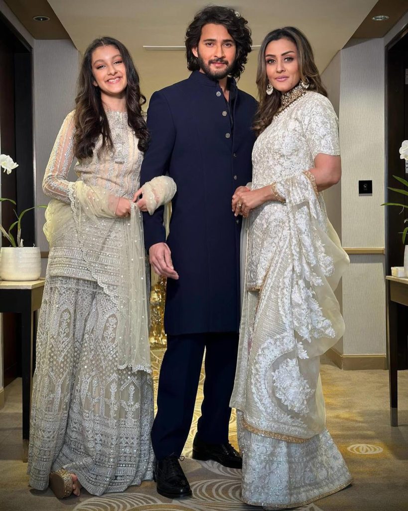 Mahesh Babu with daughter Sitara Ghattamaneni and wife Namrata Shirodkar