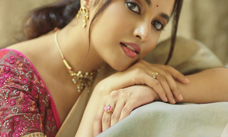 Priyanka Mohan latest photos in white saree (6)